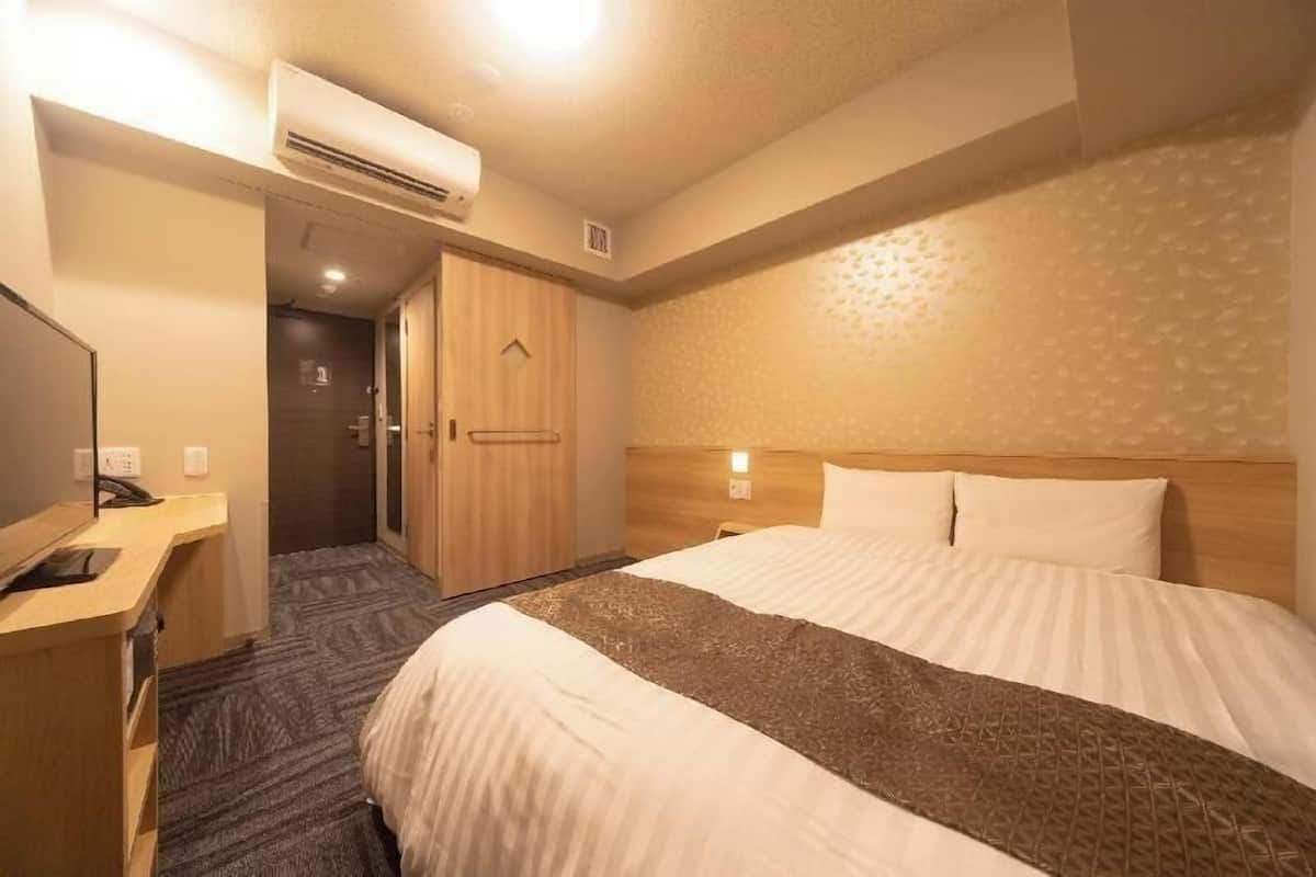 In-room safe, desk, blackout drapes, soundproofing