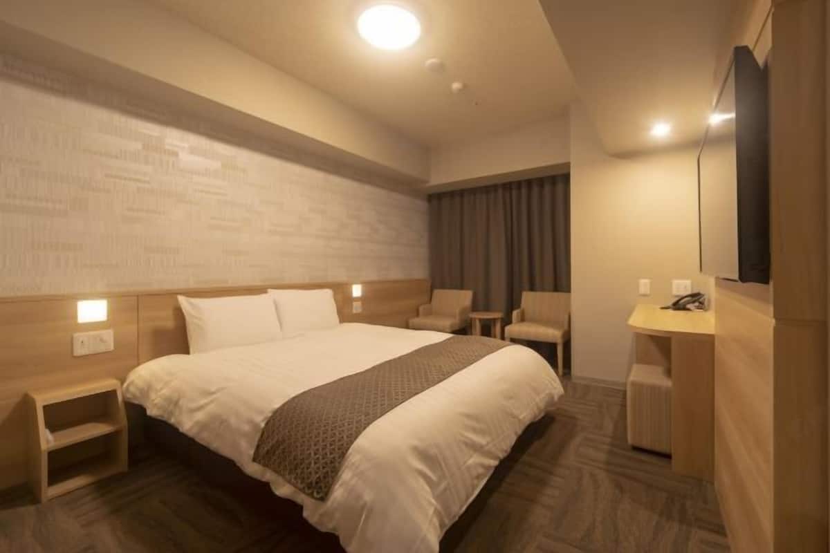 In-room safe, desk, blackout drapes, soundproofing