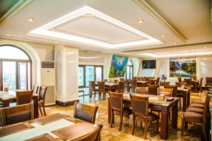 Breakfast, lunch, dinner served; local and international cuisine  - Bacninh Harmony Hotel (Bac Ninh)