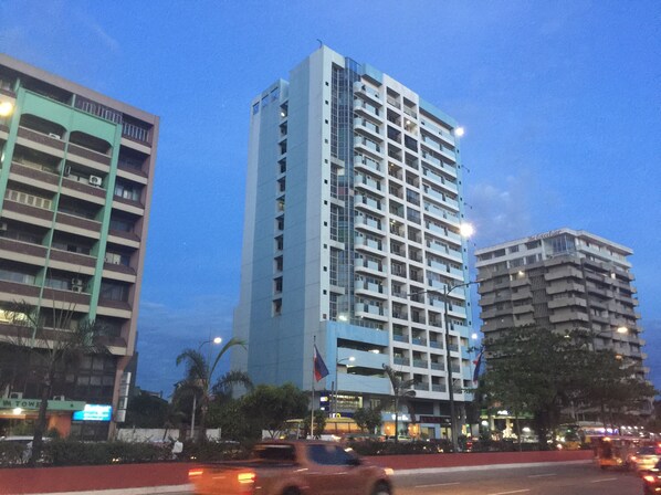 Exterior - OFW at Crowne Bay Tower (Parañaque)