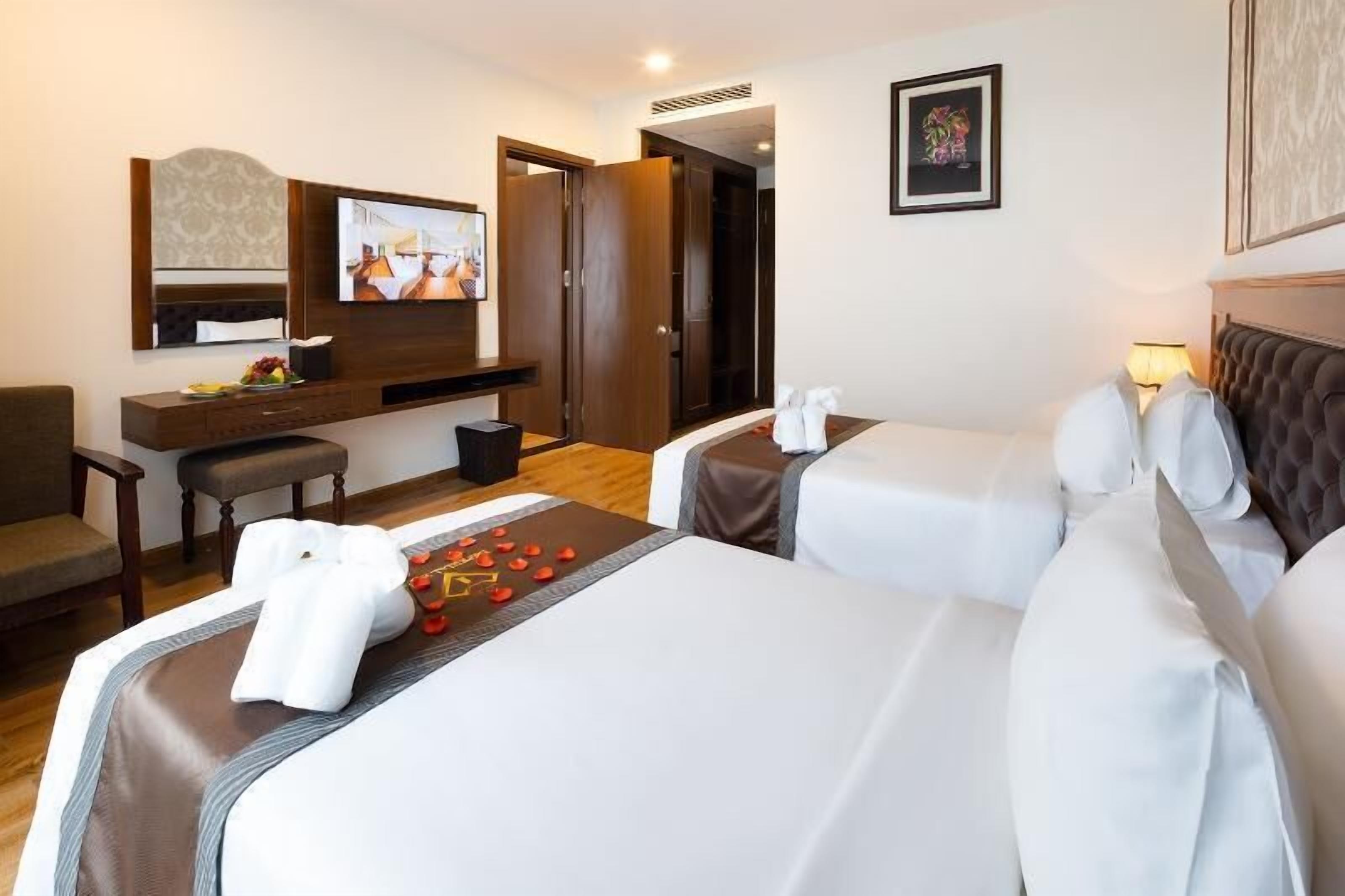 Minibar, safe på rommet, skrivebord og blendingsgardiner