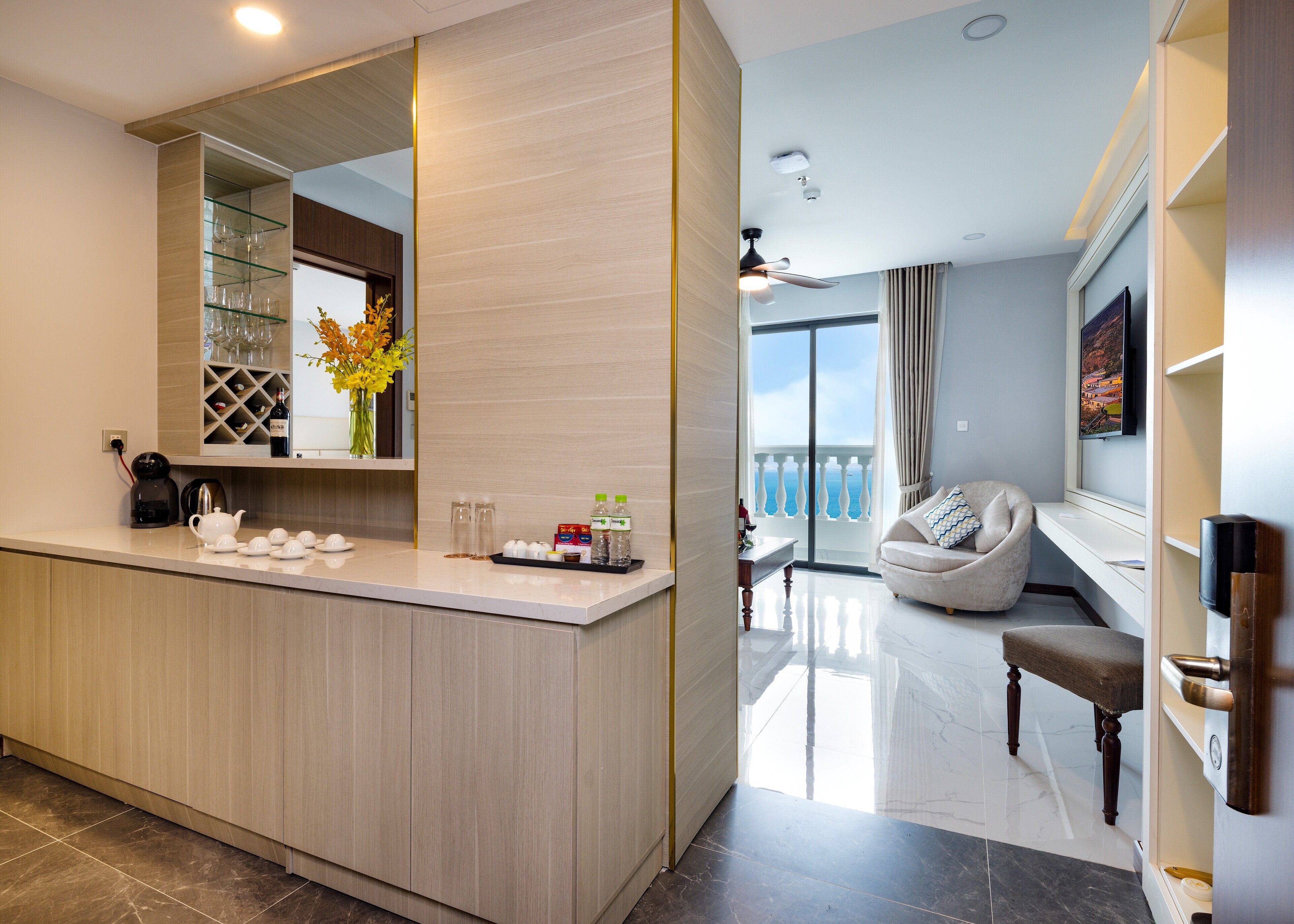 imperial suite, balcony, sea view | private kitchenette | coffee/tea maker, electric kettle