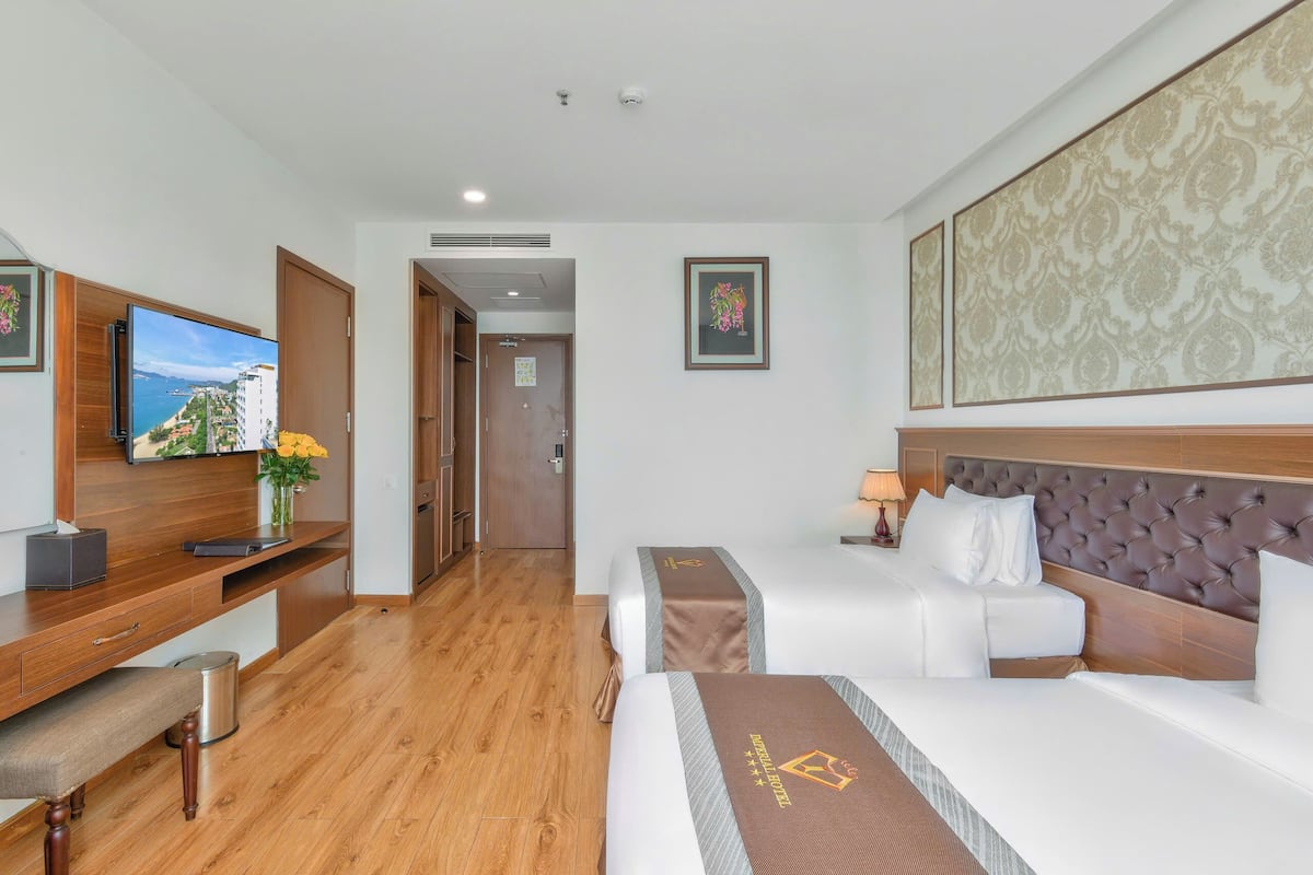 Familiekamer, balkon, uitzicht op zee | Een minibar, een kluis op de kamer, een bureau, verduisterende gordijnen