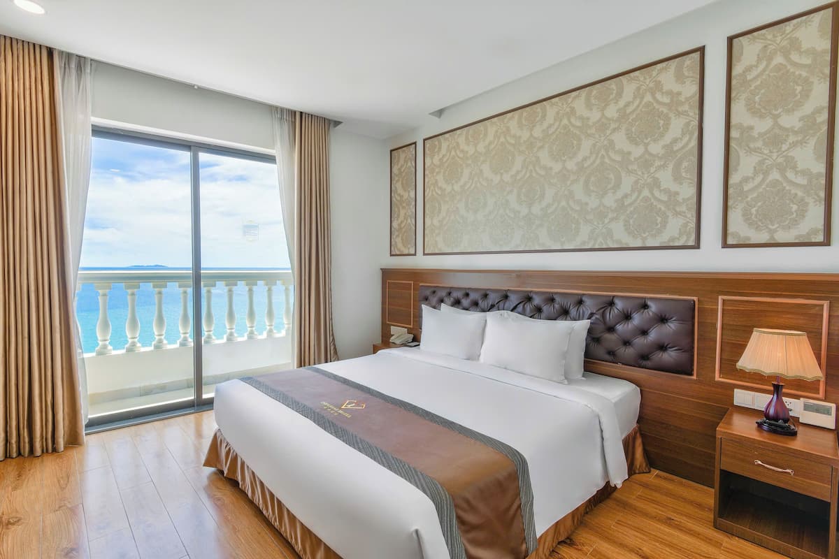 Premier kamer, balkon, uitzicht op zee | Een minibar, een kluis op de kamer, een bureau, verduisterende gordijnen