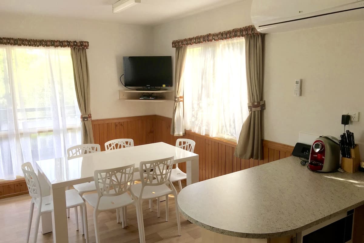 Spa Cabin Two Bedroom | In-room dining