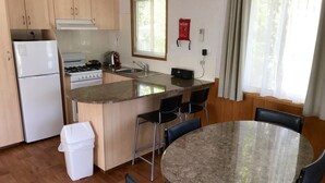 2 Bedroom Cabin (Cabin 21 & Cabin 22) | In-room dining - Toora Tourist Park (Toora)