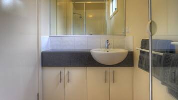3 Bedroom Cabin, 1 Queen Bed, 1 Set of Bunk Bed, 1 Tribunk Bed | Bathroom | Shower, free toiletries, towels