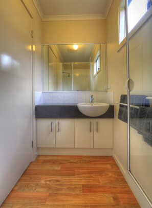 3 Bedroom Cabin, 1 Queen Bed, 1 Set of Bunk Bed, 1 Tribunk Bed | Bathroom - Toora Tourist Park (Toora)
