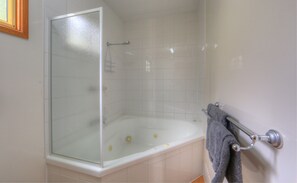 Cabaña, 2 habitaciones | Tina de hidromasaje