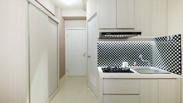 Estudio | Cocina básica privada | Frigorífico, placa de cocina, arrocera y utensilios de cocina