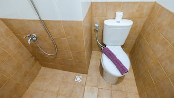 Studio | Bathroom | Shower, free toiletries, towels