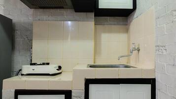 Studio | Private kitchenette | Fridge, stovetop, rice cooker, cookware/dishes/utensils