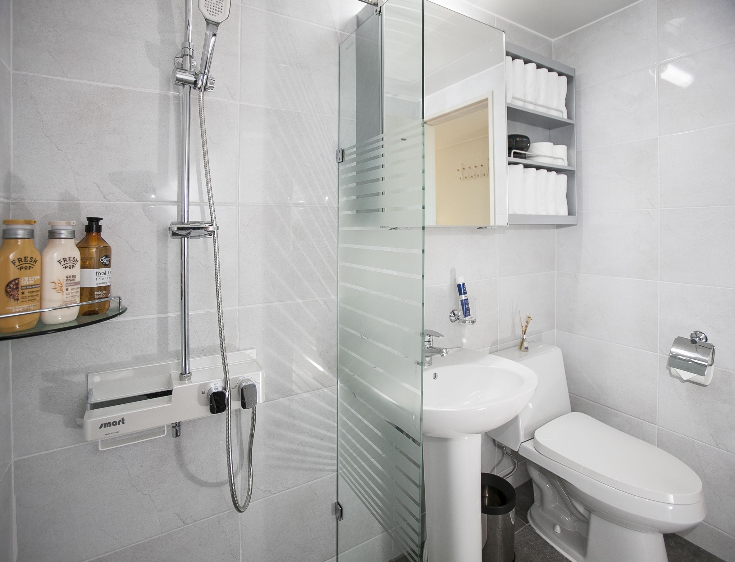 Chuveiro, produtos de toalete grátis, secador de cabelo 