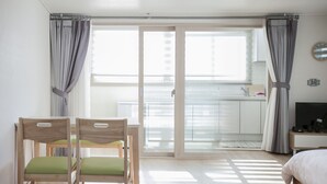 Une chambre à coucher avec un lit, un bureau et une chaise.