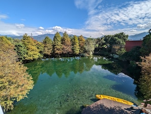 A clear lake surrounded by trees and mountains. - Beauty Spring and Harvest B and B (Puli)