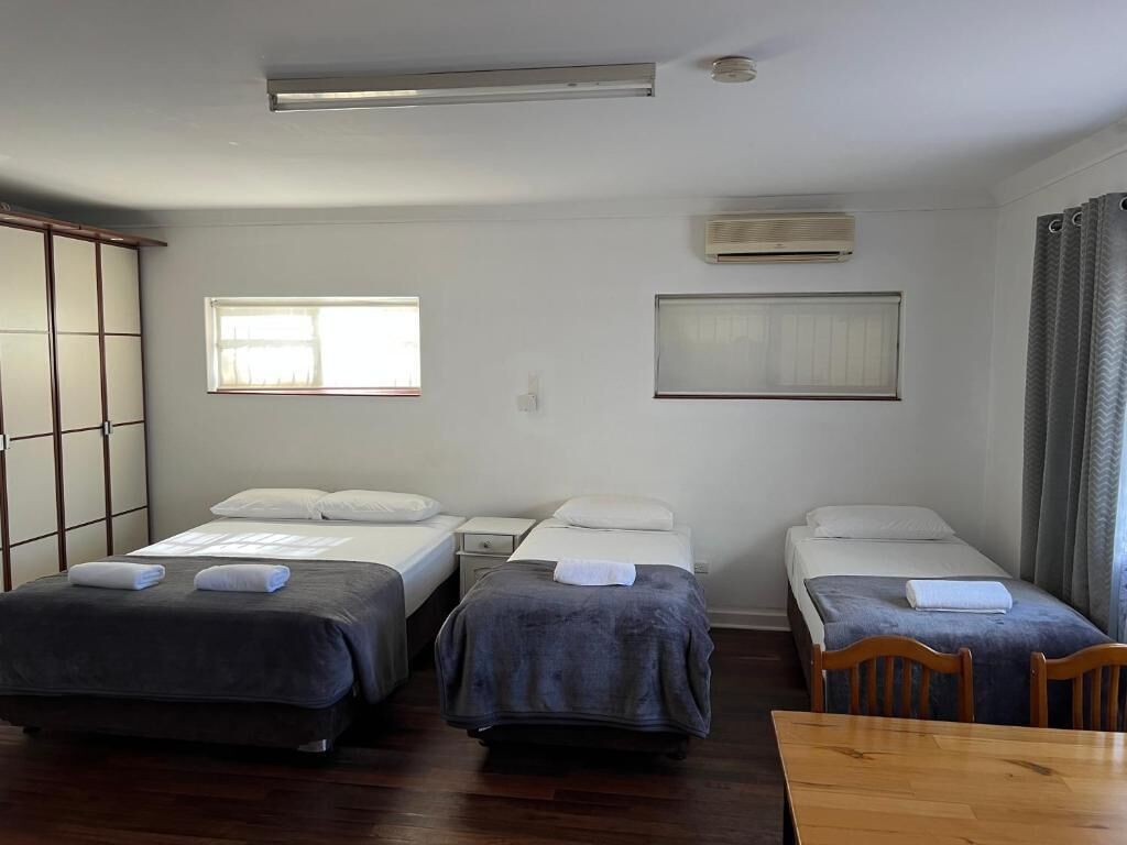 デラックス ルーム ベッド (複数台) 冷蔵庫 & 電子レンジ | リビング エリア | 薄型テレビ