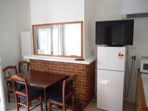 Two-Bedroom Apartment (Sleeps 4), Kitchen | Opções para refeição no quarto