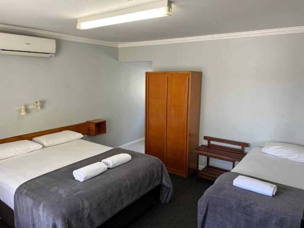 エコノミールーム ベッド (複数台) 電子レンジ | アイロン / アイロン台、ベッドシーツ