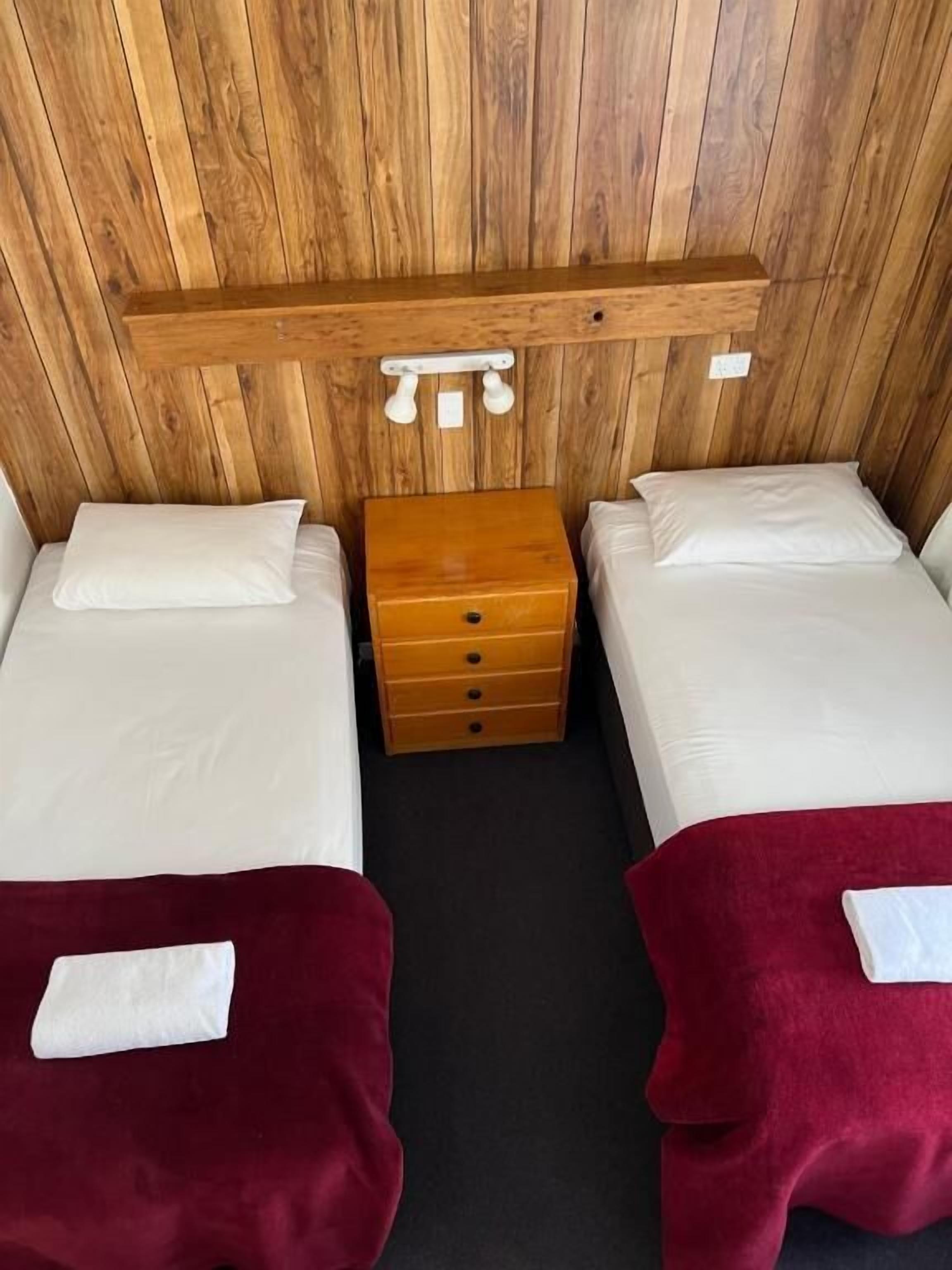 Two-Bedroom Apartment (Sleeps 4), Kitchen | アイロン / アイロン台、ベッドシーツ