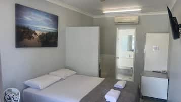 Deluxe Queen Room with Kitchenette | Room amenity