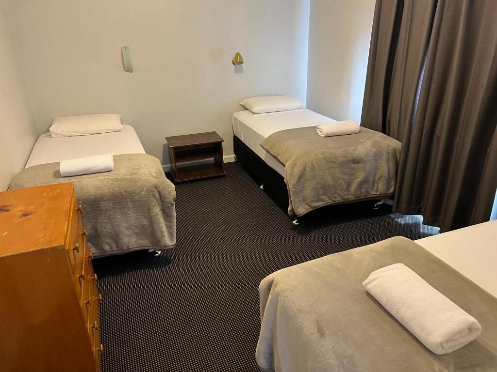 Two-Bedroom Apartment (Sleeps 5), Kitchen | 専用キッチン | 電子レンジ、コーヒー / ティーメーカー、電気ポット、調理器具と食器