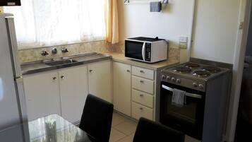 Departamento económico, cocina | Cocina privada | Microondas, cafetera y tetera, tetera eléctrica y utensilios de cocina