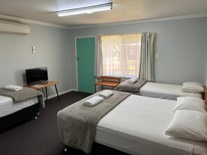 Quarto família, várias camas, geladeira e micro-ondas | Ferros/tábuas de passar roupa, roupa de cama