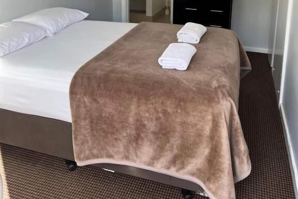 Budget Double Room | Iron/ironing board, bed sheets