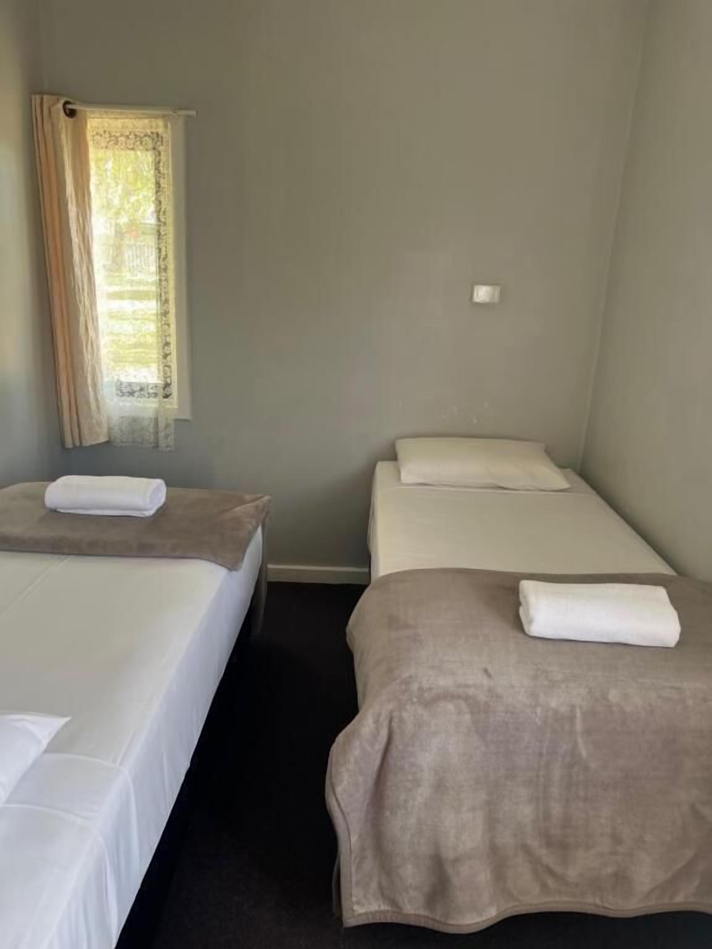 Two-Bedroom Apartment (Sleeps 6), Kitchen | 専用キッチン | 電子レンジ、コーヒー / ティーメーカー、電気ポット、調理器具と食器