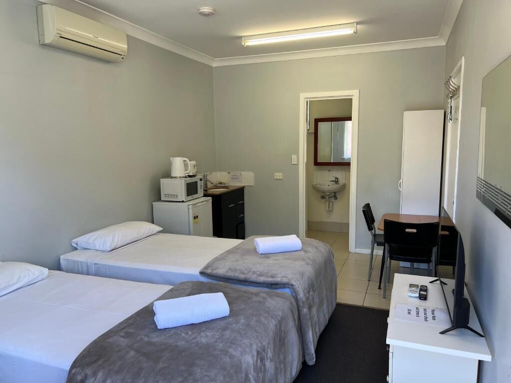 エコノ ミー ツインルーム シングルベッド 2 台 電子レンジ | アイロン / アイロン台、ベッドシーツ