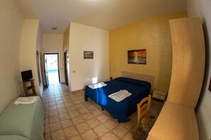 Værelse til 3 personer | Skrivebord, gratis Wi-Fi, sengetøj