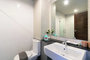 Superior Twin Room | Bathroom | Shower, rainfall showerhead, free toiletries, hair dryer - Carpio Hotel Phuket (Wichit)