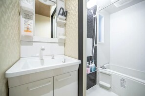Twin Room | Bathroom | Separate tub and shower, deep soaking tub, free toiletries, towels - Japaning Kyoto (Kyoto)