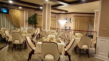 Petit déjeuner, déjeuner et dßner servis sur place