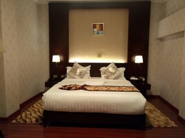 Deluxe Studio Suite, 1 Katil Raja (King), Accessible, Non Smoking | Peralatan tempat tidur premium, bar mini, peti besi dalam bilik, meja