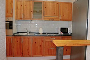 Jääkaappi, mikroaaltouuni, uuni, liesi