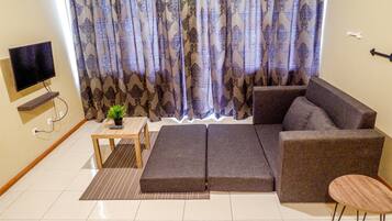 Apartamento, 3 quartos | Sala de estar | TV de tela plana