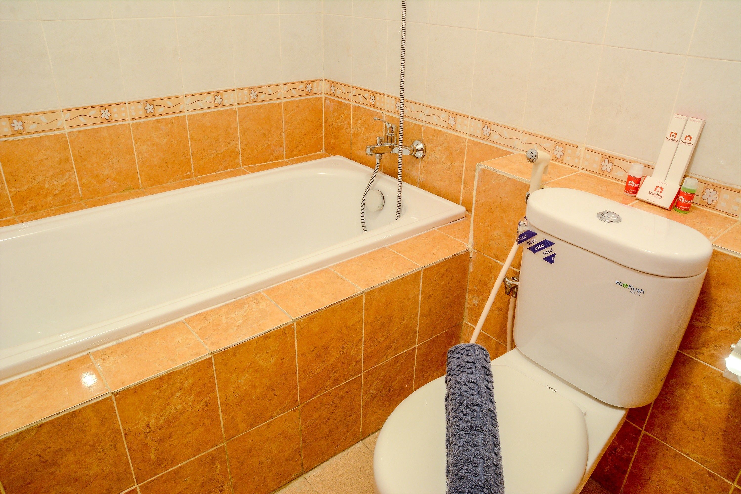 Un baño con bañera, inodoro y ducha.