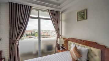 Escritorio, cortinas opacas, wifi gratis y ropa de cama
