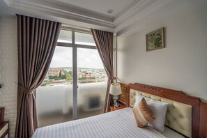 Desk, blackout curtains, free WiFi, bed sheets - Duc Long Gia Lai Hotels & Apartment (Pleiku)