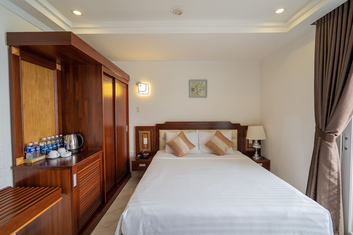 Desk, blackout drapes, WiFi (free), bed sheets