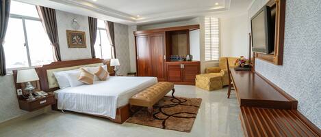 Suite, vue montagne | Bureau, rideaux occultants, Wi-Fi gratuit, draps fournis