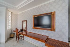 Desk, blackout drapes, free WiFi, bed sheets