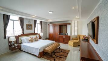 Suite Mountain View | Desk, blackout drapes, WiFi (free), bed sheets