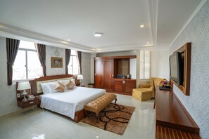 Suite Mountain View | Desk, blackout drapes, free WiFi, bed sheets