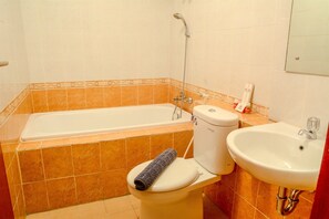 Apartamento standard, 3 quartos | Banheiro | Banheira de imersão, produtos de toalete grátis, toalhas de banho 