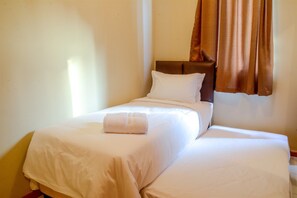 Apartamento standard, 3 quartos | 3 quartos, escrivaninha, ferros/tábuas de passar roupa, roupa de cama