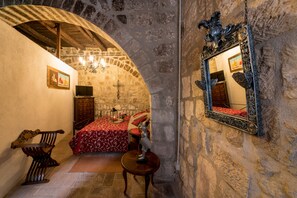 Appartement, 2 slaapkamers | 1 slaapkamer, luxe beddengoed, een bureau, geluiddichte muren