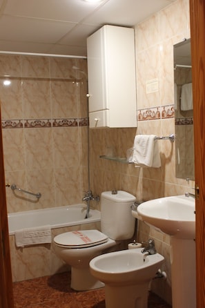 Chambre double ou avec lits jumeaux | Salle de bain | Articles de toilette (gratuits), séchoir à cheveux, serviettes fournies