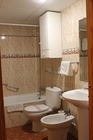 Double or Twin Room | Bathroom